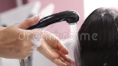 美丽的金发女人在美容院<strong>洗头发</strong>。 概念头按摩。